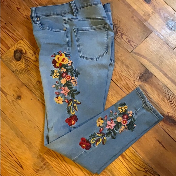 Embroidered Jeans - Picture 5 of 8